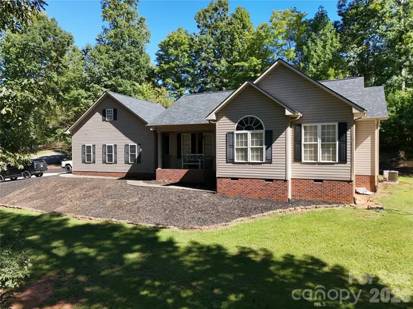 1395 Robinhood Dr, Morganton, NC 28655