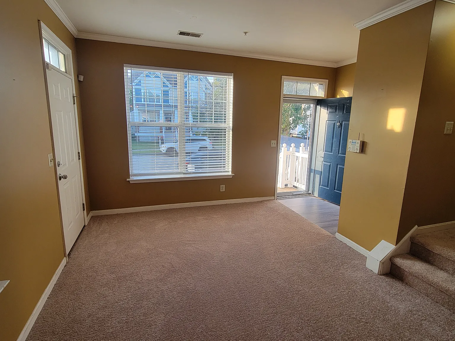 3 bed, 2.5 bath, 2240 sqft, $2,400 — Photo 4
