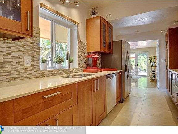 3rd image of 715 SE 9th St