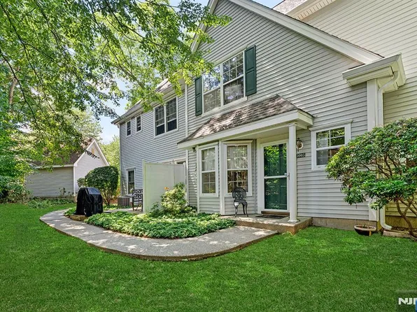 1005 Chatfield Dr, Pompton Plains, NJ 07444