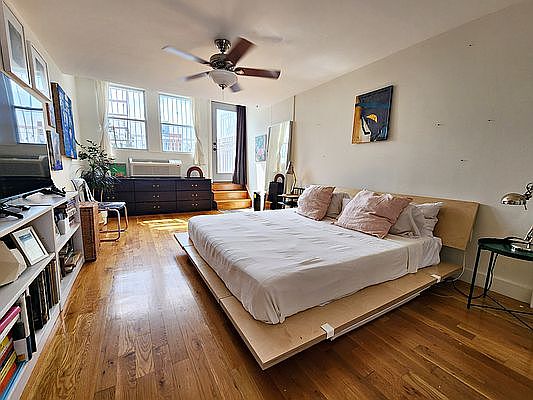 5th image of 241 Troutman St APT 3R