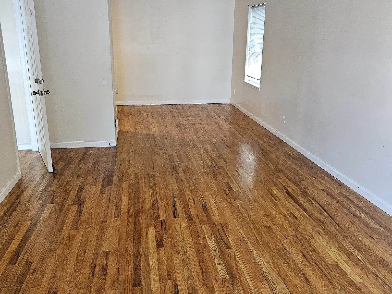 3 bed, 1000 sqft, $2,400 — Photo 2