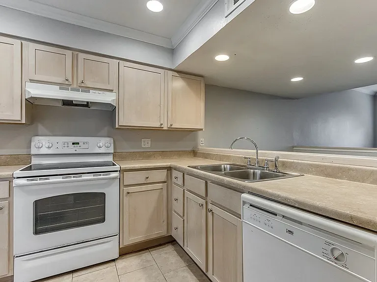 The Current Apartments — Photo 11