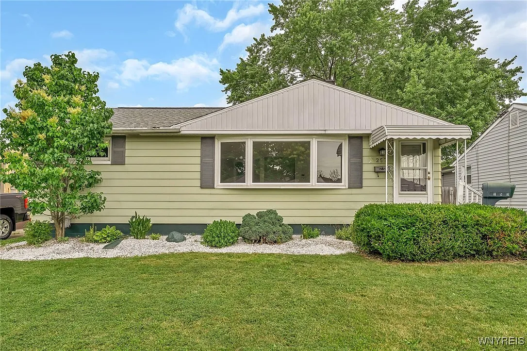 257 Oakridge Ave photo 1