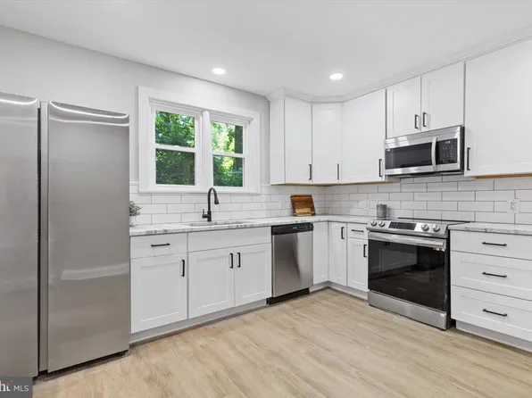 15 Hampshire Rd, Sinking Spring, PA 19608