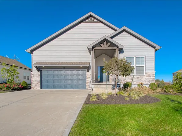 9046 Sunray Dr, Lenexa, KS 66227