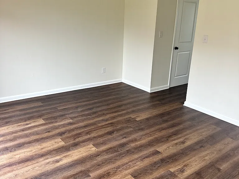 435 Hartford Sq — Photo 13