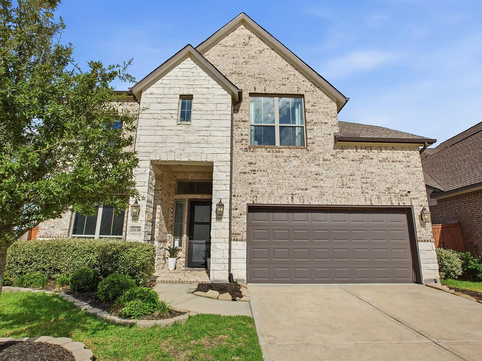 4 bed, 3.5 bath, 3137 sqft, $3,800 — Photo 2