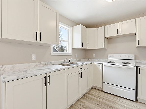 4th image of 115 W 4th St