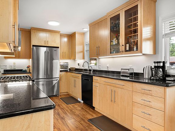 2nd image of 576 Phelps St