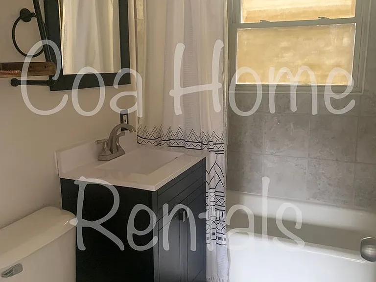 1028 N Westview Dr — Photo 2