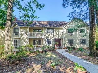 6 Foxwood Dr APT D, Morris Plains, NJ 07950