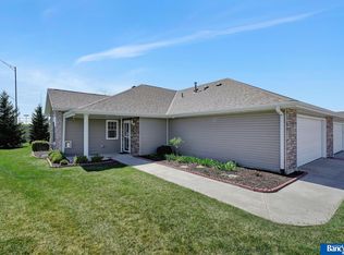 8671 Ridge Hollow Dr, Lincoln, NE 68526