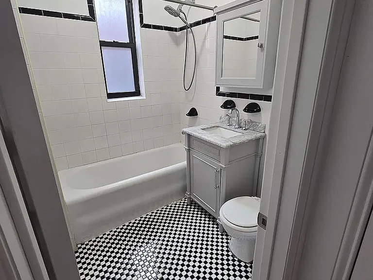 250 Ocean Pkwy #5E — Photo 4