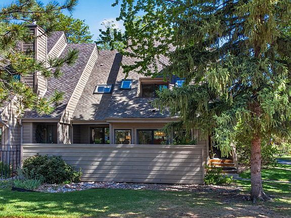 3rd image of 749 Meadow Glen Dr
