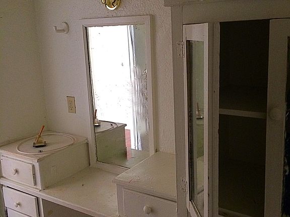 3rd image of 726 N Van Ness Ave APT 203