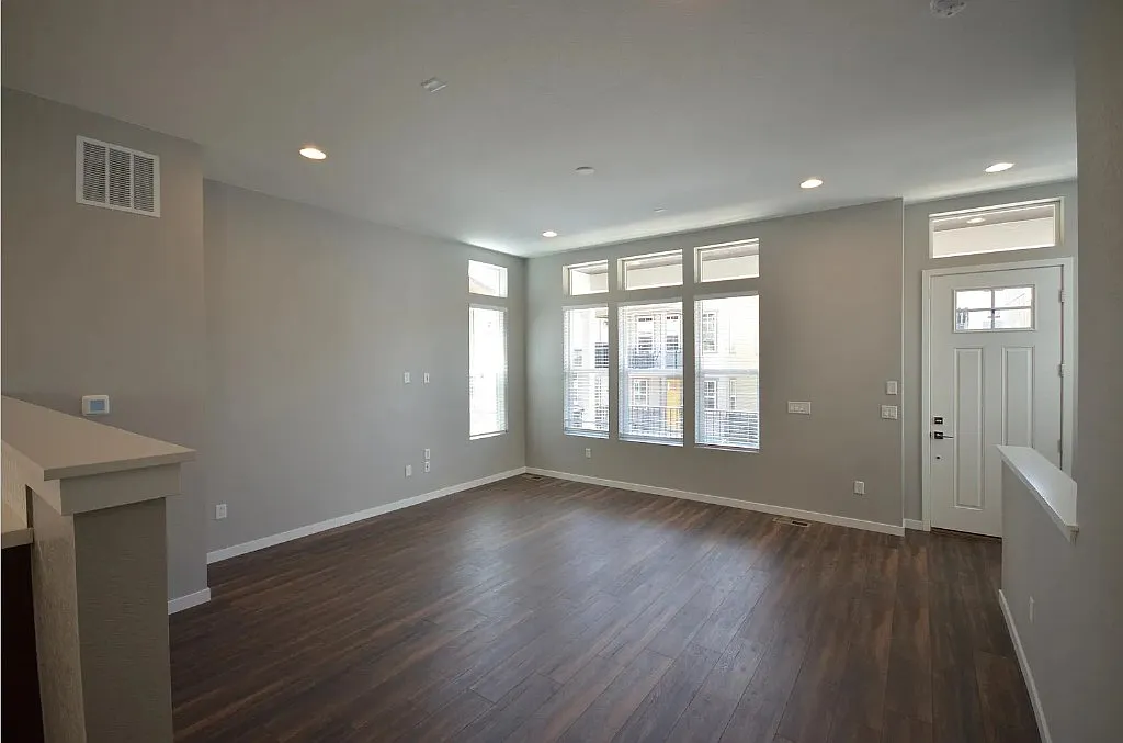 3 bed, 2.5 bath, 2270 sqft, $3,400 — Photo 4