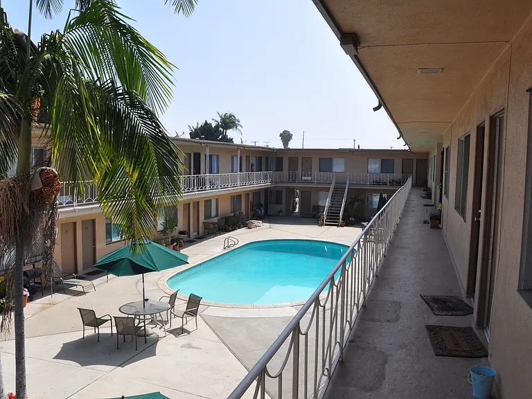 Royal Palms Apartments — Photo 10