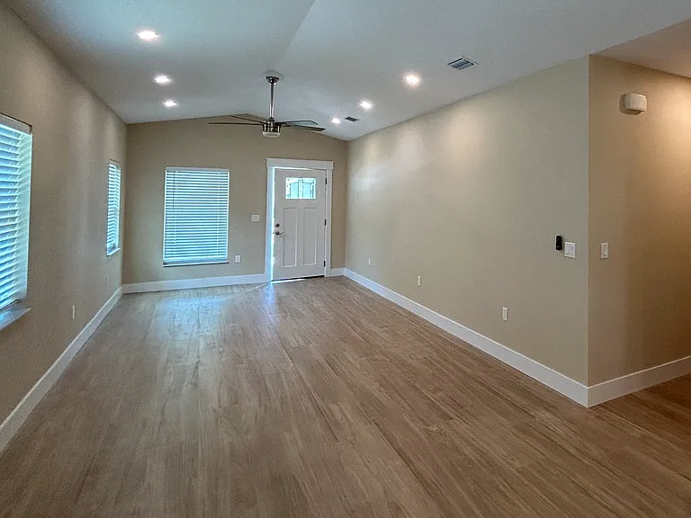 1041 Charlotte Ave — Photo 6