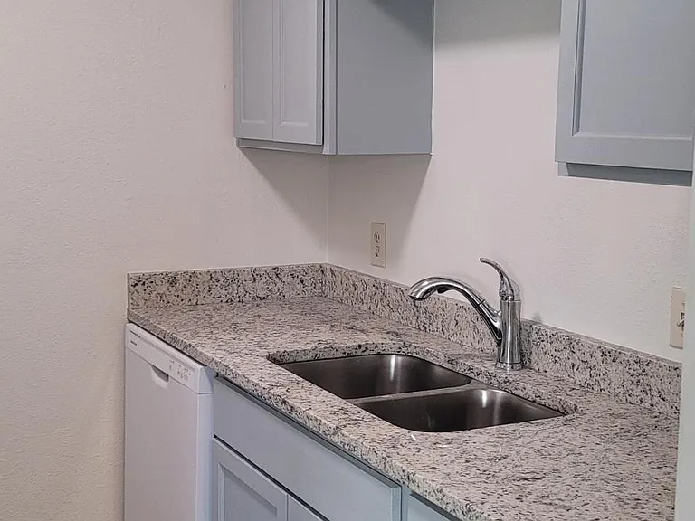 1809 Potomac Pl #D — Photo 8