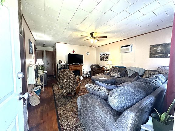 2nd image of 604 W Baldwin St
