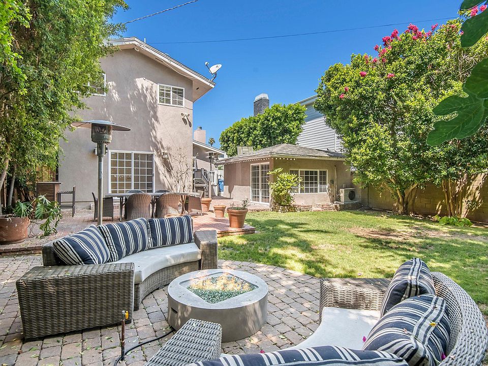 Large enclosed backyard perfect for kids or dogs. Plenty of seating area for outdoor entertaining with fire pit.