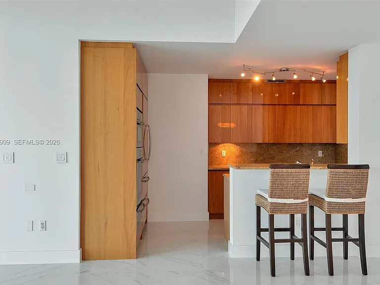 50 S Pointe Dr #2007 — Photo 14