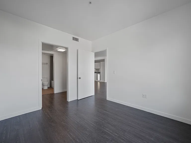 5800 Harold Way — Photo 31
