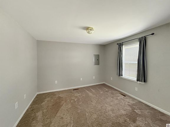 4th image of 826 Maple Ave