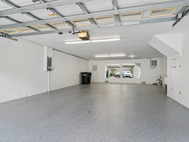The tandem 4-car-garage is real!