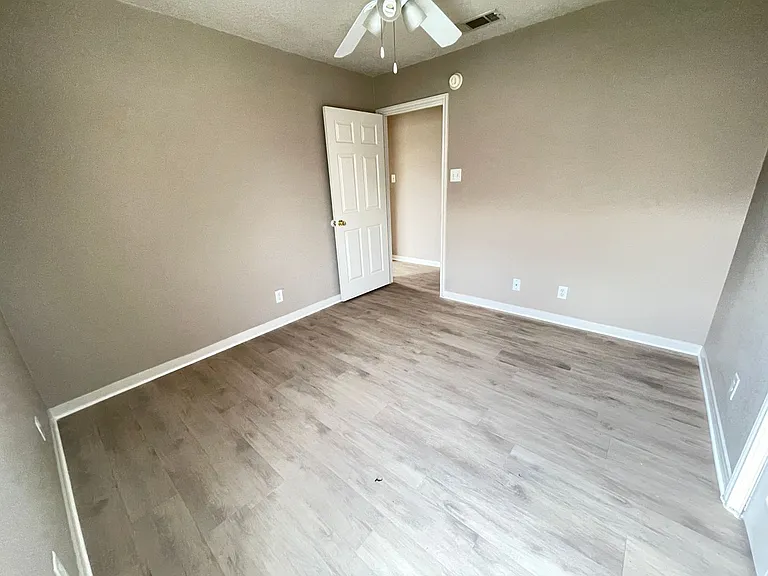 4704 John David Dr — Photo 12