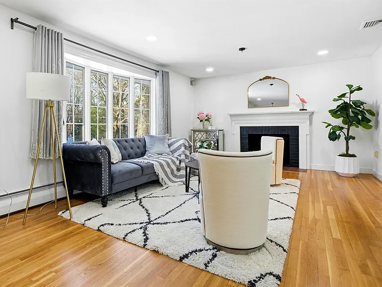 8 Phinney Rd — Photo 3