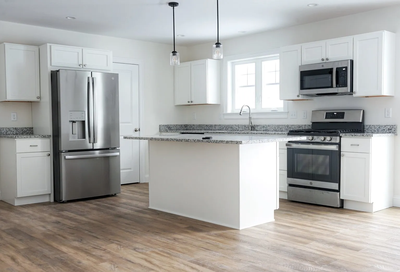 4 bed, 2.5 bath, 2068 sqft, $3,675 — Photo 3
