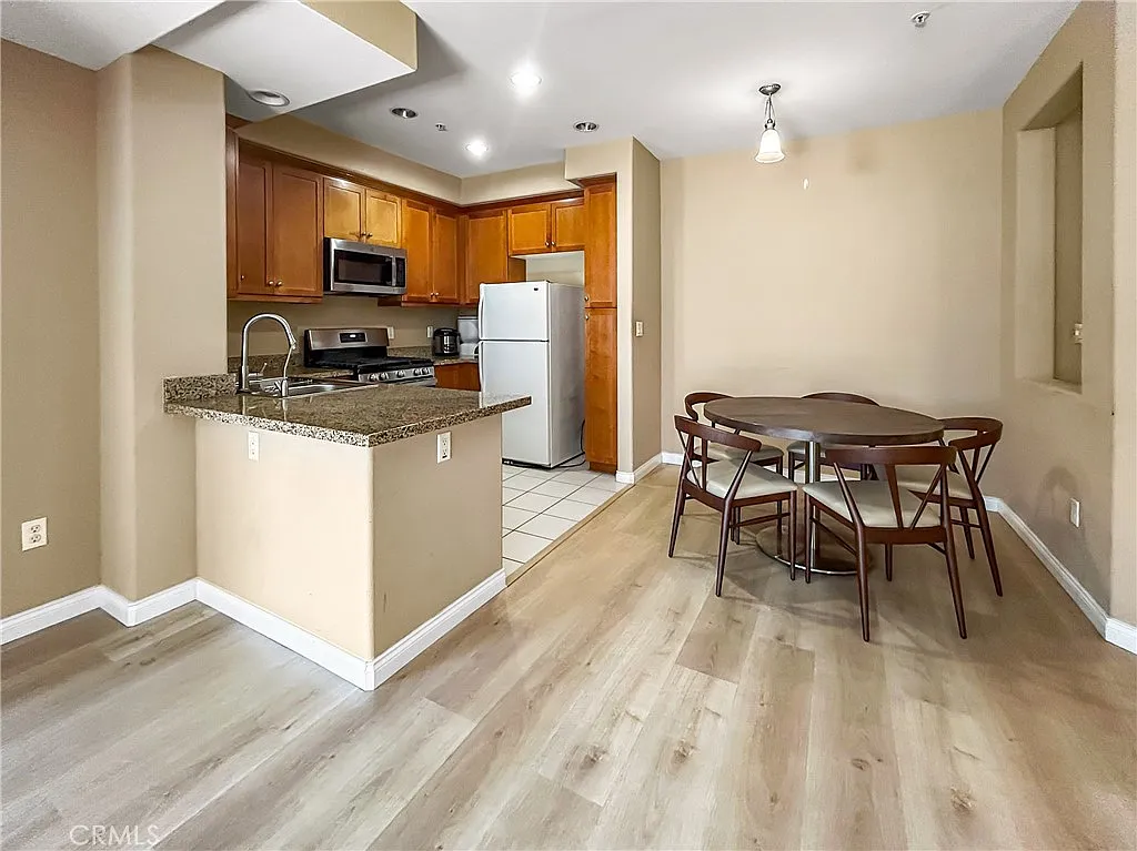 2 bed, 1000 sqft, $2,975 — Photo 3