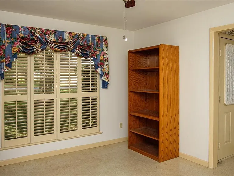 9231 Kostelnik St — Photo 4