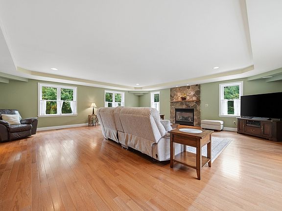 4th image of 2 Nora Ln