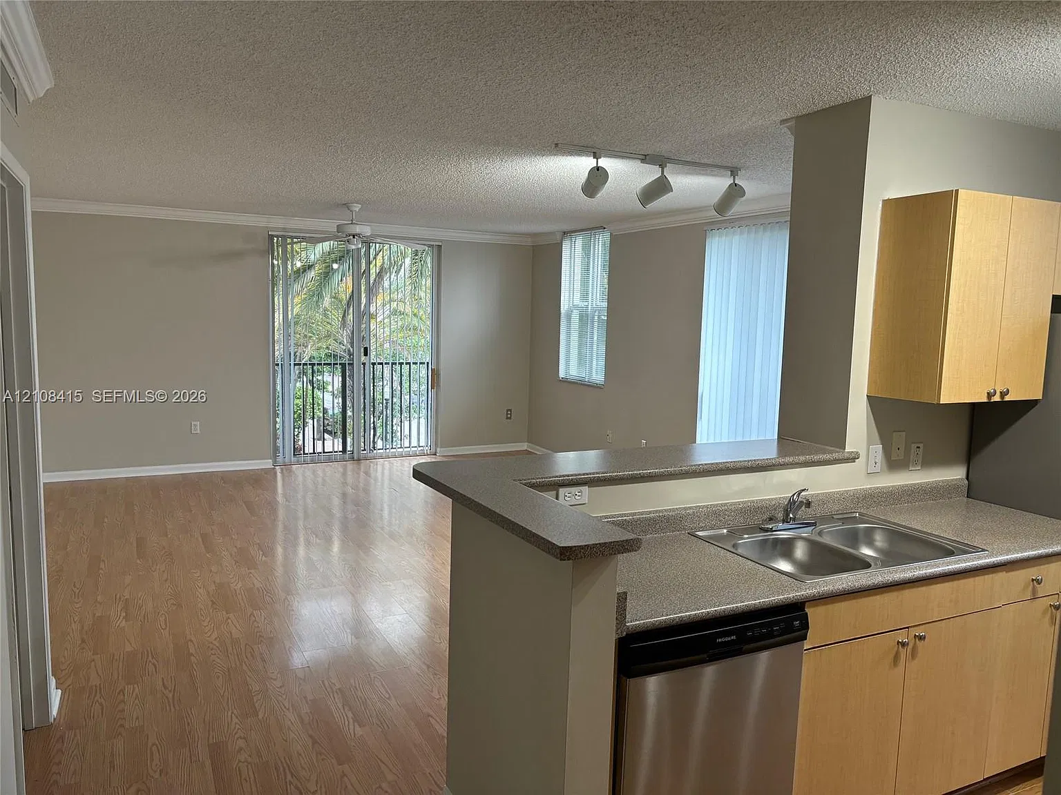 Regent Park Condo — Photo 4