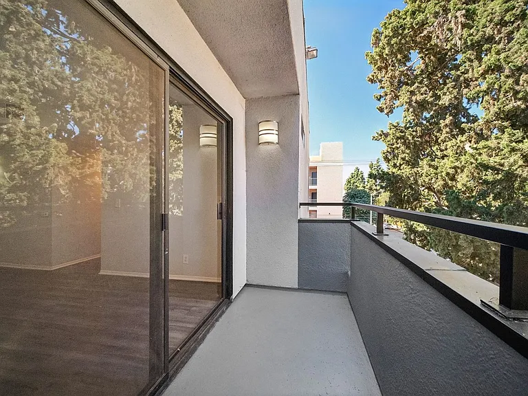 6310 Sylmar Ave — Photo 59