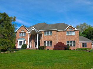 2 Hope Ct, Huntington, NY 11743