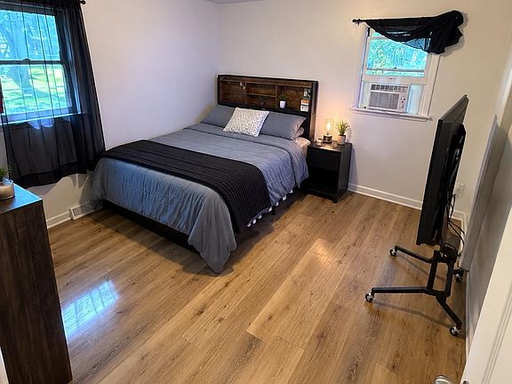 3rd image of 204 E 5th St #204 & 206