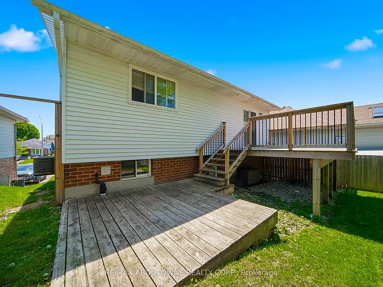 146 Bankside Dr N #UPPER — Photo 23