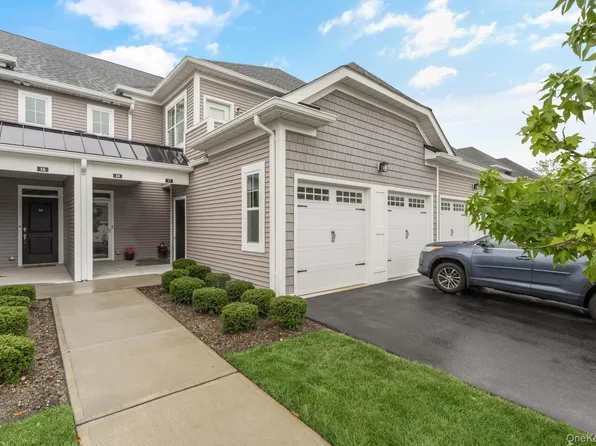 17 Seasons Way #17, Dix Hills, NY 11746
