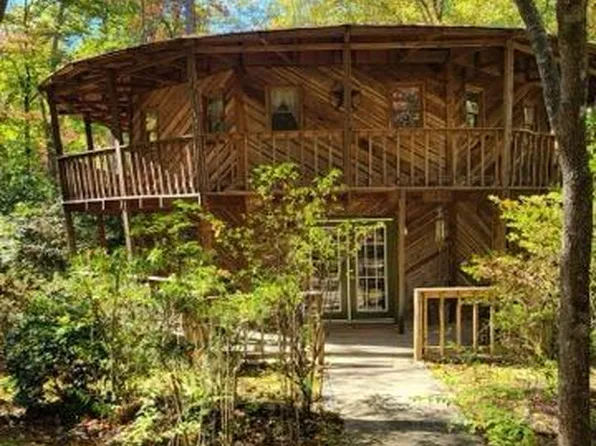 667 Pinewood Knoll Dr, Hendersonville, NC 28739