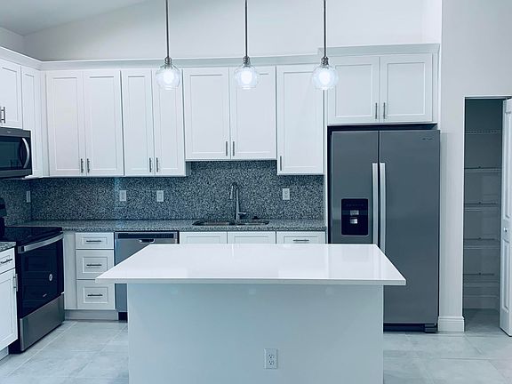 5th image of 2188 SW Cameo Boulevard SW