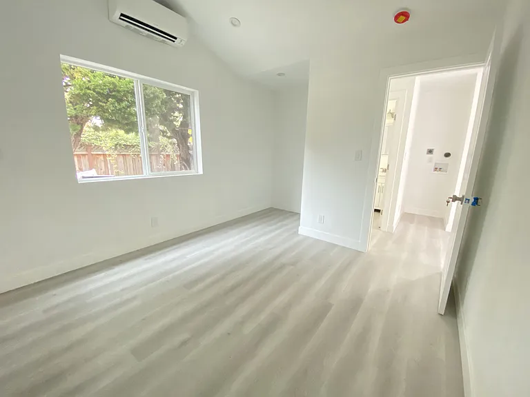 1059 Barbara Ave — Photo 3