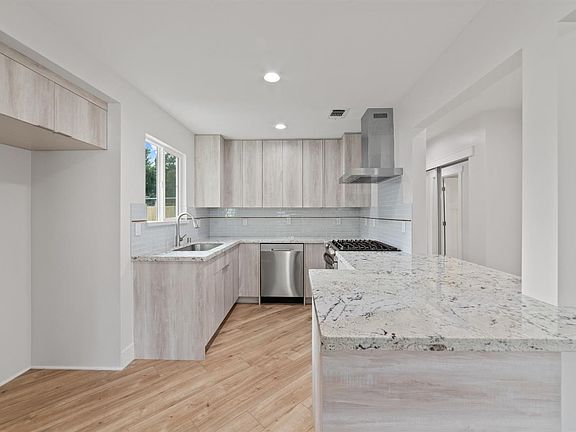 4th image of 5213 Dove Dr
