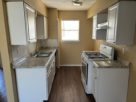 3rd image of 901 Shorecrest Dr