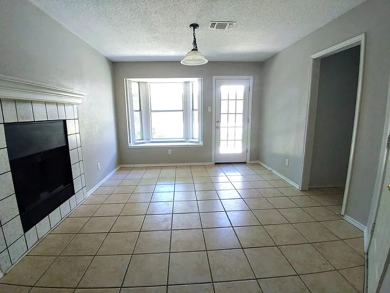 509 Raintree Cir — Photo 5