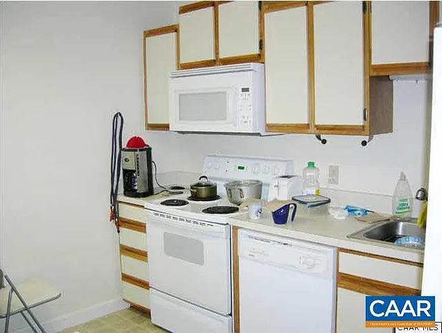 3 bed, 2.0 bath, 1080 sqft, $2,700 — Photo 4
