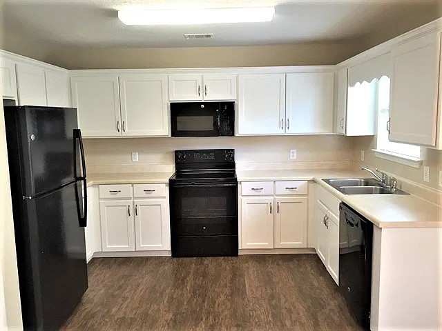 3 bed, 2.0 bath, 1483 sqft, $2,235 — Photo 2